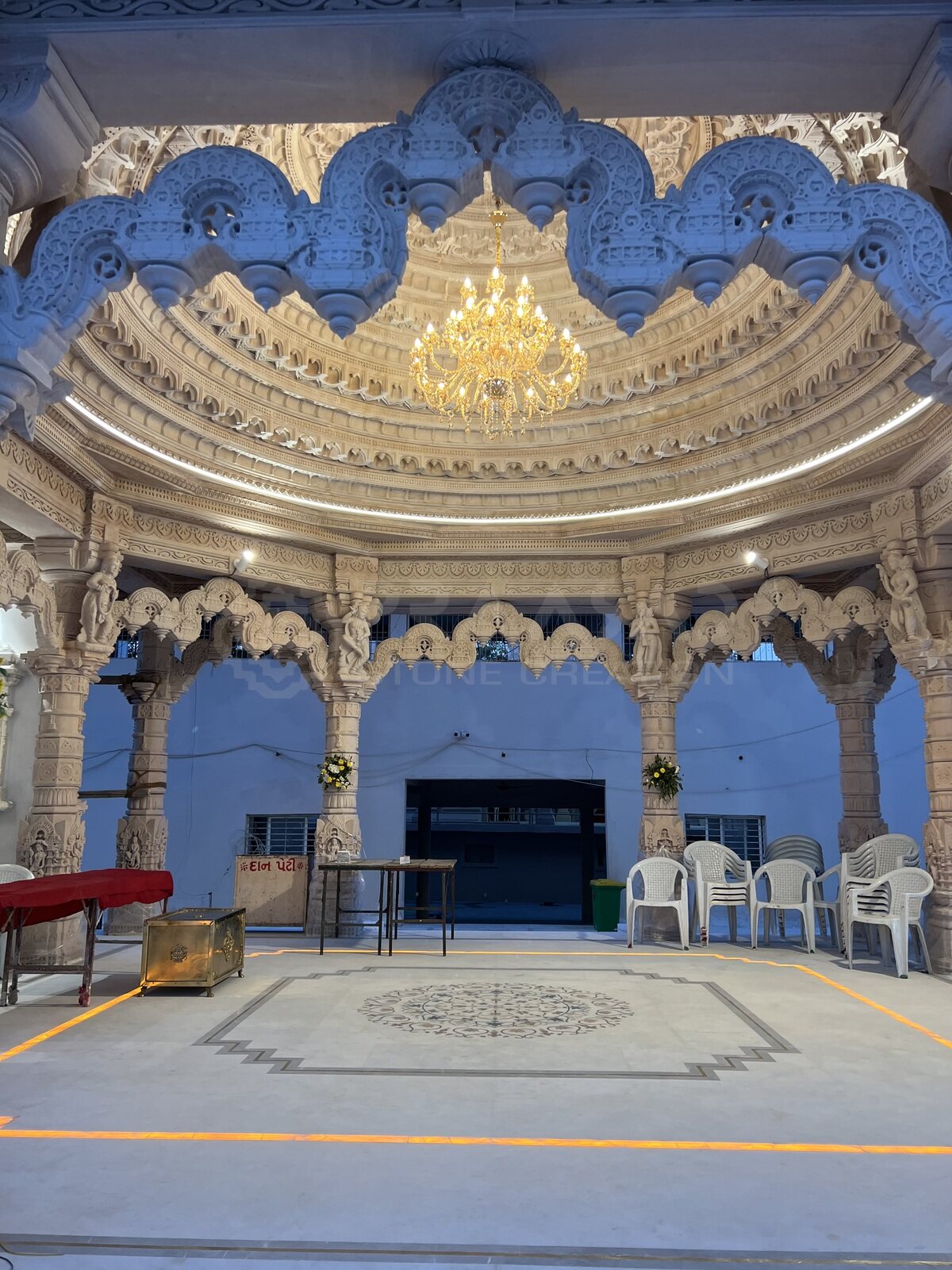 Domed sabha-mandap interior